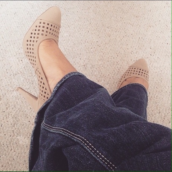 Nude pumps