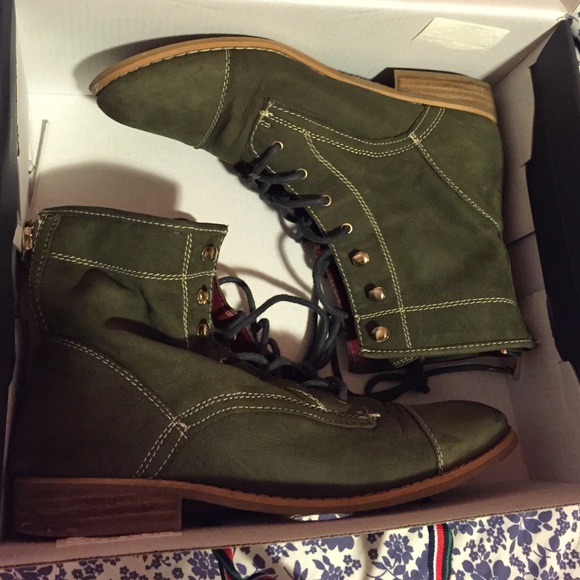 💗 SOLD 💗 Dark olive combat boots - Picture 1 of 3