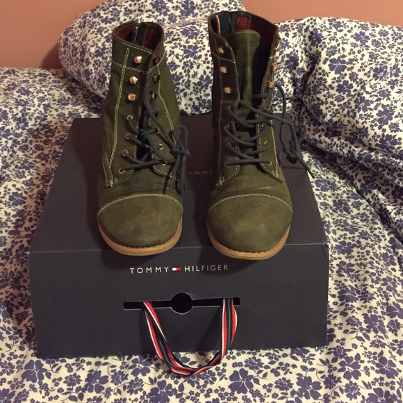 💗 SOLD 💗 Dark olive combat boots - Picture 2 of 3