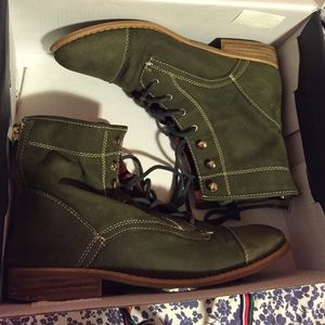 💗 SOLD 💗 Dark olive combat boots