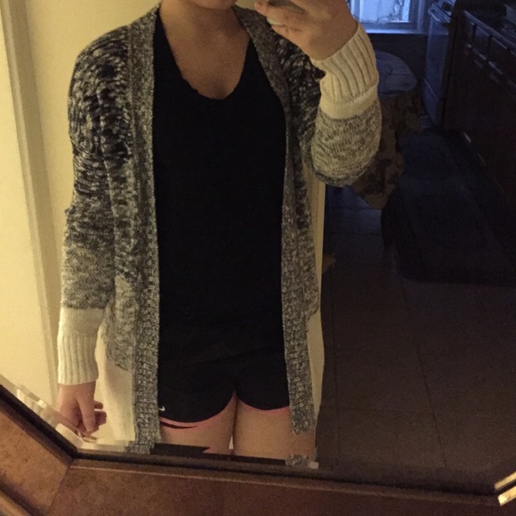 ❤️ SOLD ❤️ white and navy cardigan - Picture 1 of 2