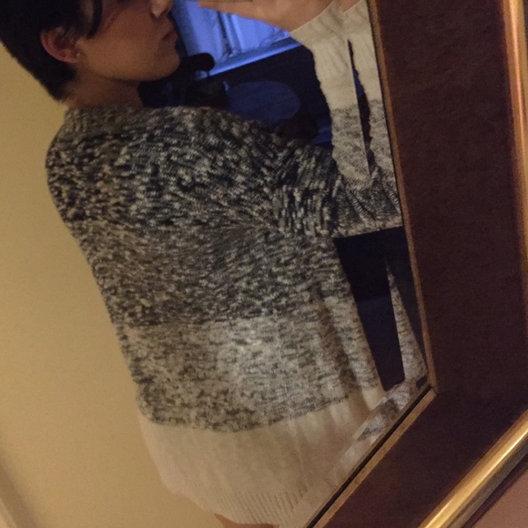 ❤️ SOLD ❤️ white and navy cardigan - Picture 2 of 2