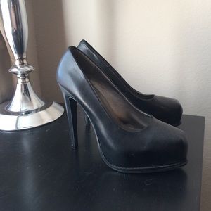 Women's GUESS heels black size 6