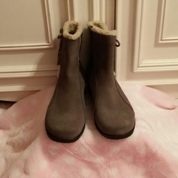 NWT Clarks Winter Gray Ankle Boots - Picture 2 of 4