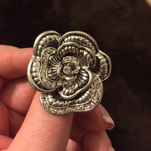 Flower ring - Picture 2 of 2