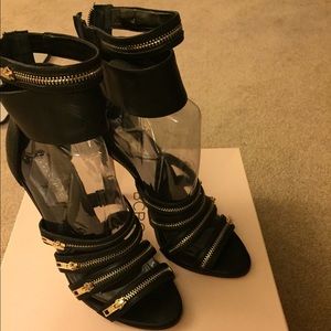 🛑SOLD🛑 BCBG Zipper heels
