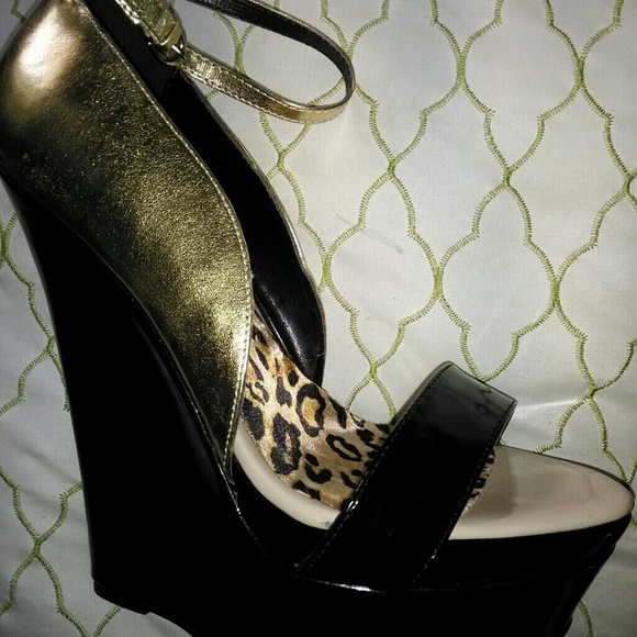 Shoe Dazzle Shoes - Never Worn Sexy Size 8 Gold and Black Wedge