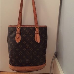 Price lowered! LV Petit Bucket attached Pouchette