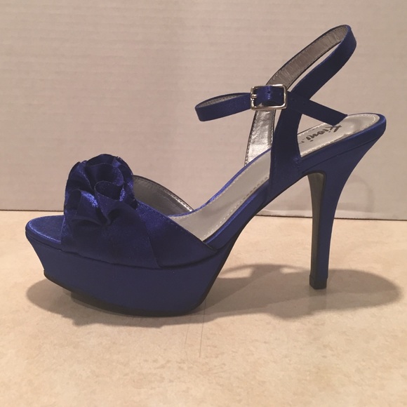 Gently Used Royal Blue Ruffle Pumps 👠