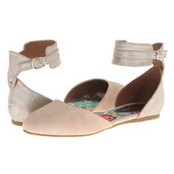 Flats with ankle straps