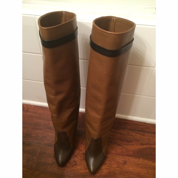 🚫SOLD🚫 GiVENCHY BOOTS - Picture 2 of 4