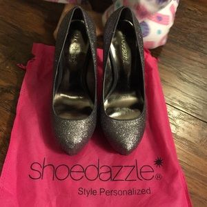Grey glitter shoe dazzle pumps.