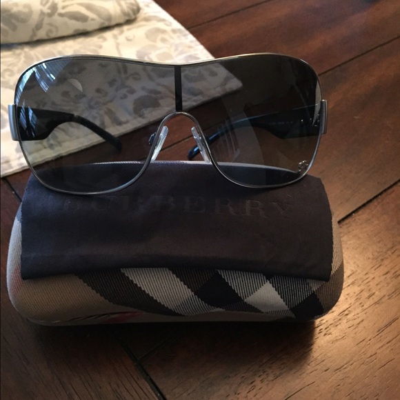 *BURBERRY* Silver frame sunglasses with Case