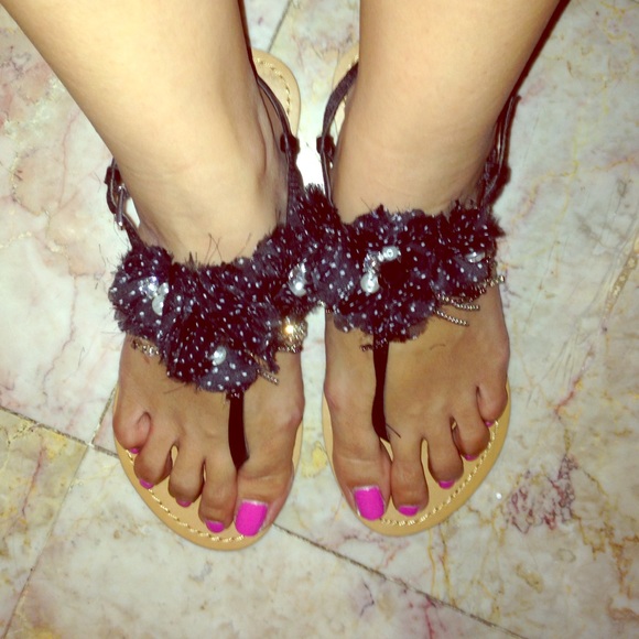 Strappy sandals with polka-dotted flowers