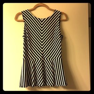 Black & white chevron peplum top. EUC. So chic 🖤