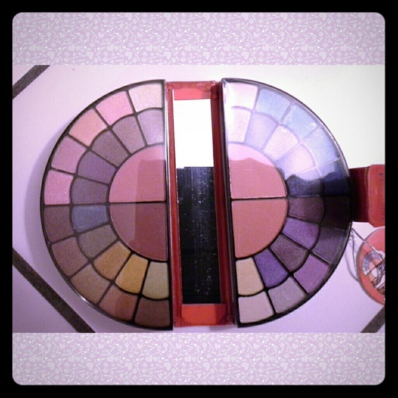 Profusion Other - Makeup palette clutch