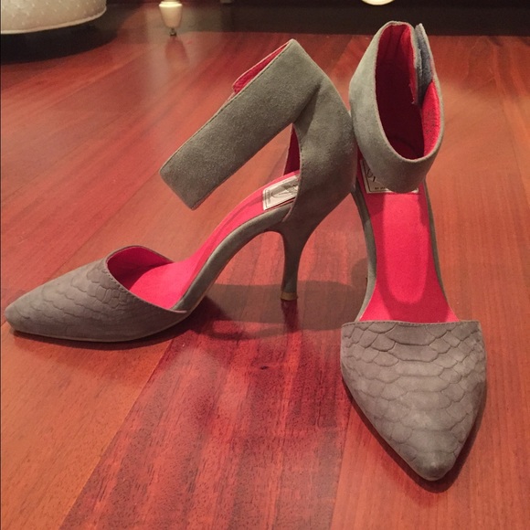 Jeffrey Campbell "bridges" pump!