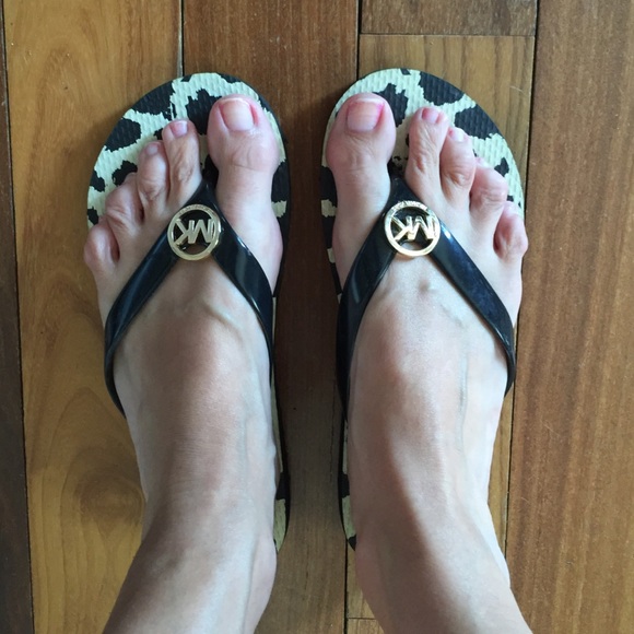 Michael Kors flip flop size 7