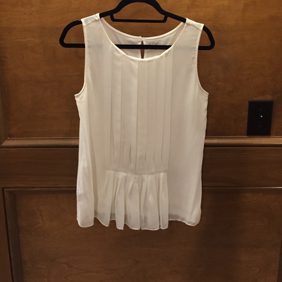 Off white flowy tank
