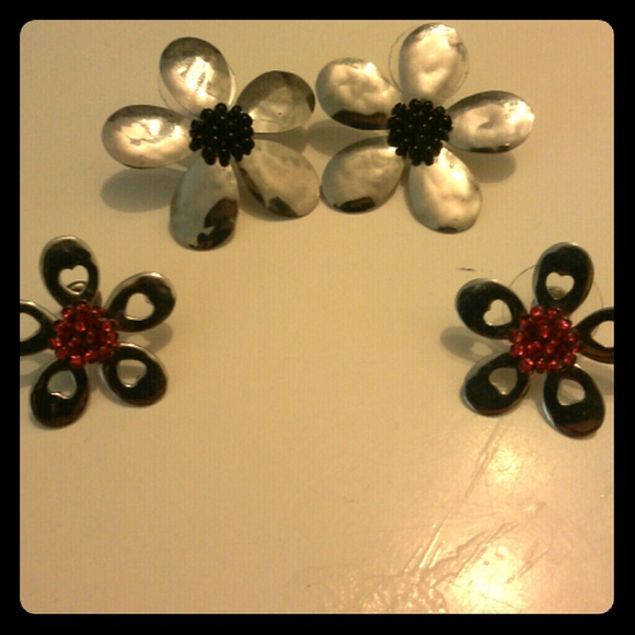 Adorable flower earrings.