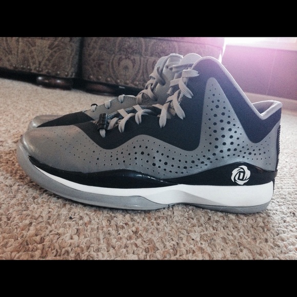 Basketball Shoes - Picture 2 of 3