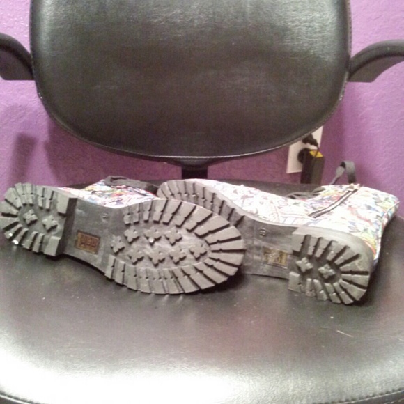 Boots - Picture 3 of 4