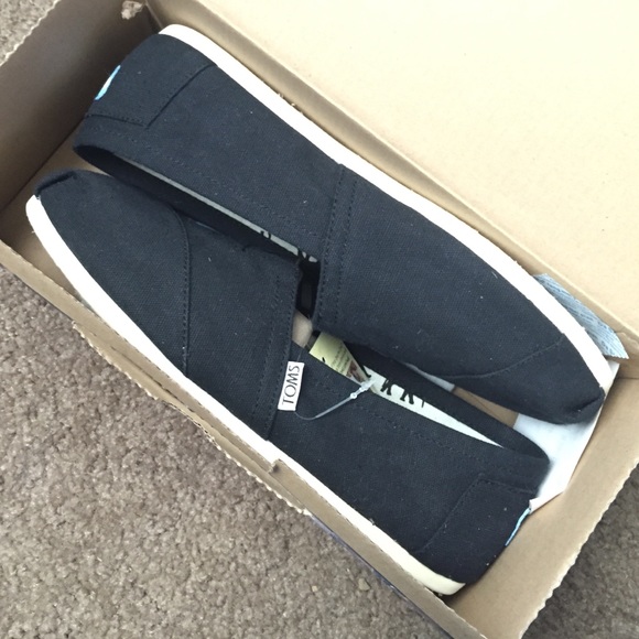 Women's Black TOMS!