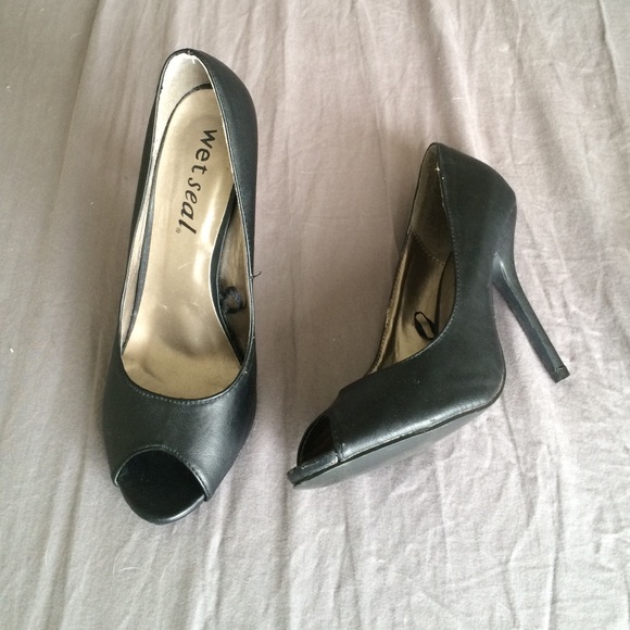 Peep toe pumps