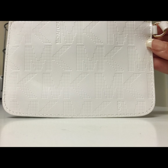 Reduced Michael Kors wristlet paid $60 asking$24