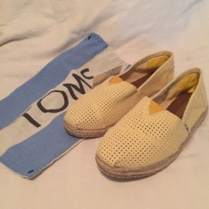 Yellow TOMS size 10 NWT