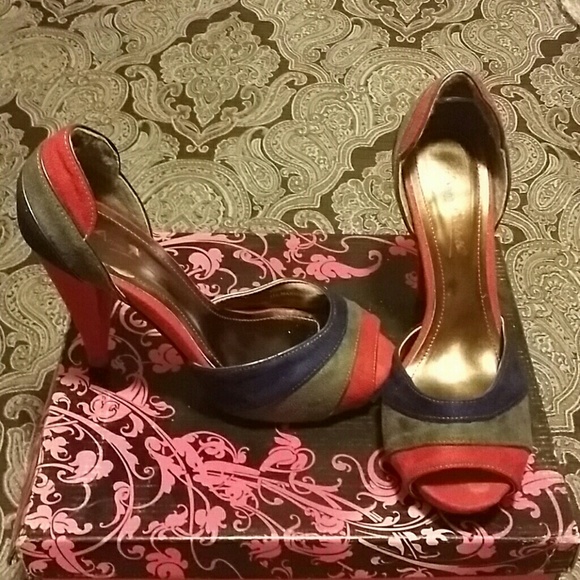 Shoes... shoes... shoes...