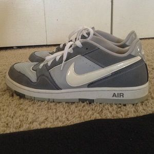 Grey Nike air tennis shoes
