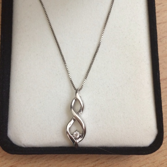 Sterling silver pendant necklace with diamond! - Picture 2 of 2