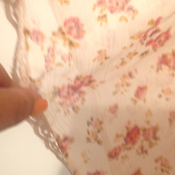 Adorable light summer blouse - Picture 3 of 4