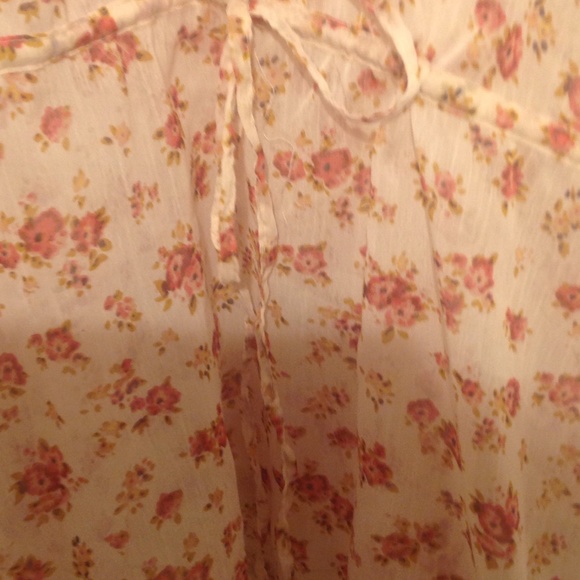 Adorable light summer blouse - Picture 4 of 4