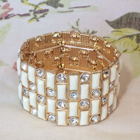 ❗️SALE❗️Cream, Rhinestone Statement Bracelet - Picture 2 of 2