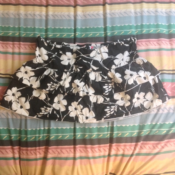 Roxy Dresses & Skirts - Roxy Ruffle Black & White Floral Skirt - XL Roxy Dresses & Skirts - Roxy Ruffle Black & White Floral Skirt - XL