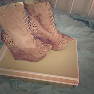 Fahrenheit Taupe Gold Studded Heels! 🔥❤️