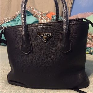 Prada cross body bag! 😍