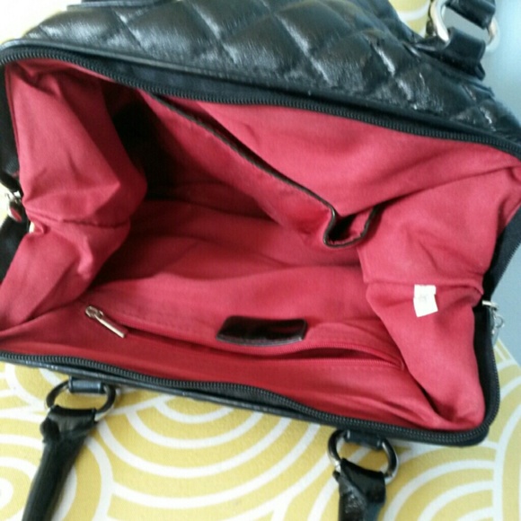 Basic black handbag. - Picture 2 of 3