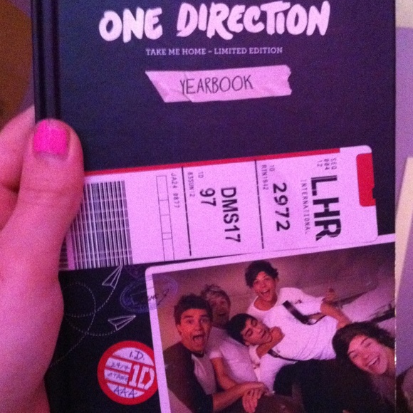 Accessories - One direction yearbook + bracelet