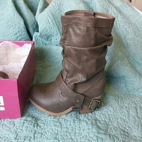 Taupe/brown mid calf boots. size 6.5 but fits sz6