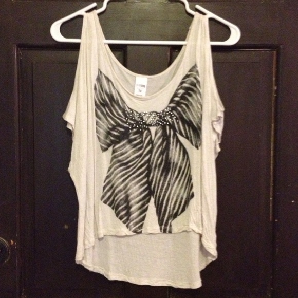 Tops - Light weight, cute, cold shoulder bow top 🎀
