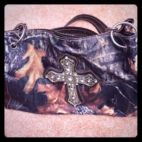 Camo purse with a cross