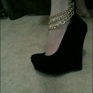 black wedge with gold chain