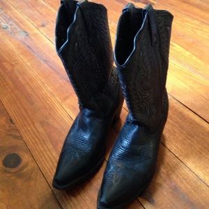 Black cowgirl boots!!