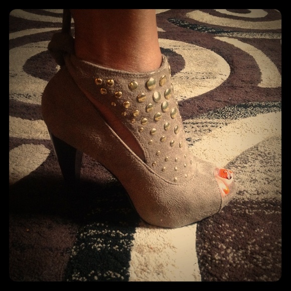 Gold Studded Pumps