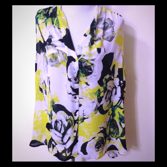 Very nice high low floral blouse.
