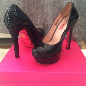 Betsy Johnson Dita Pump - Black size 7