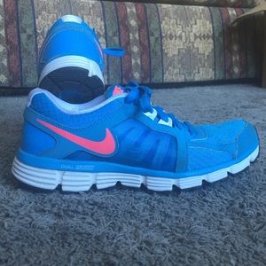 Women's Nike Dual Fusion St 2 size 8.5 blue/pink